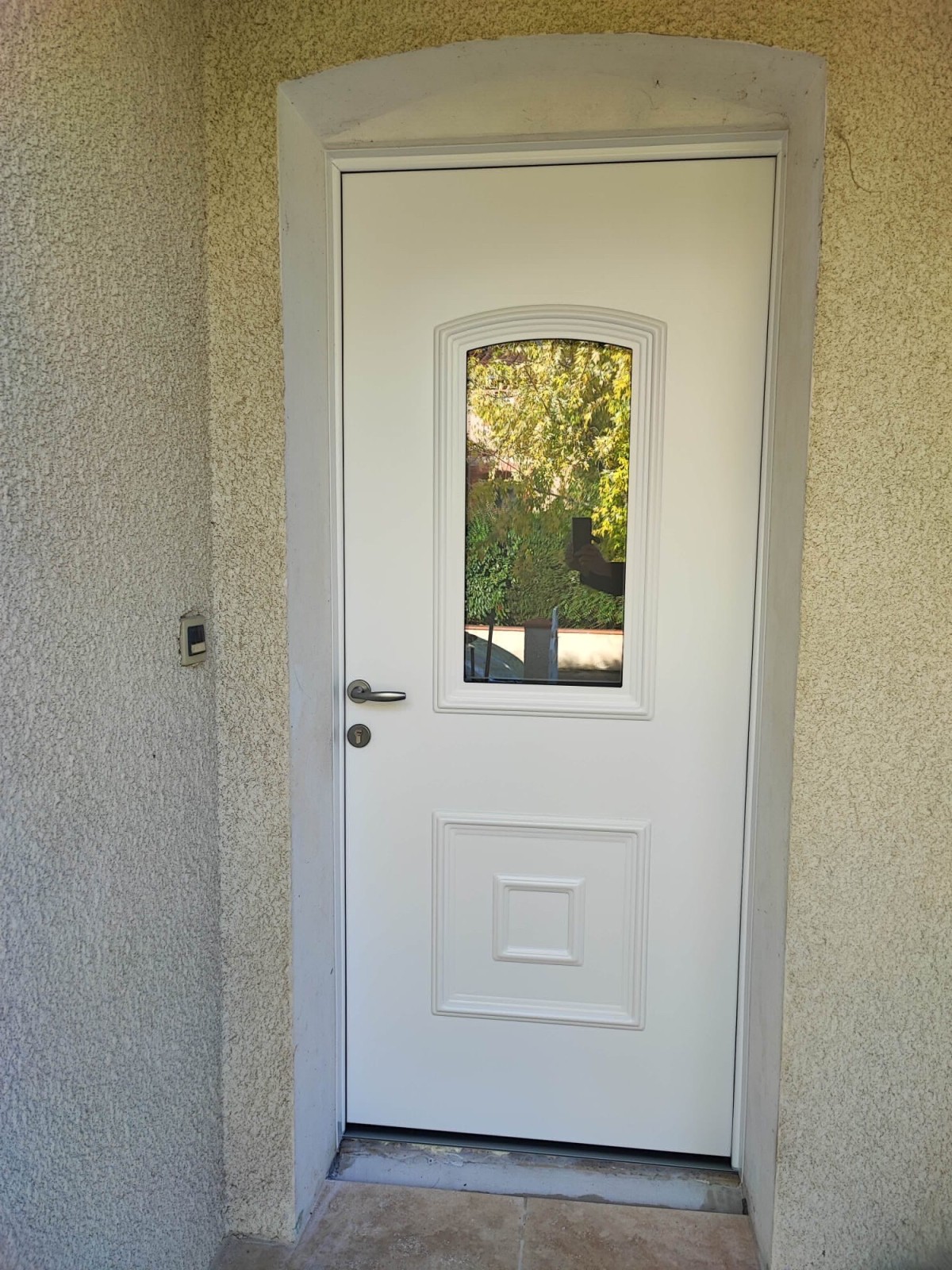 Gagner en clarté : installation d’une porte d'entrée semi-vitrée blanche à Bouloc (31620)