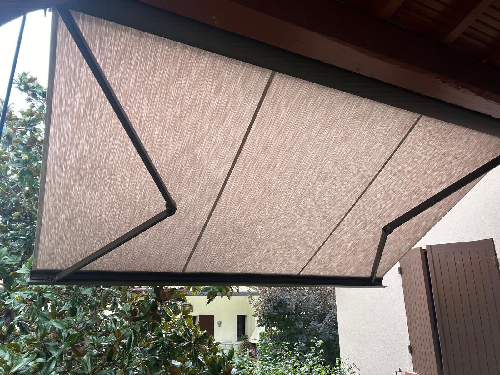 Installation d'un store banne sur-mesure à Tournefeuille pour une protection solaire et embellissement de votre façade à moindre coût