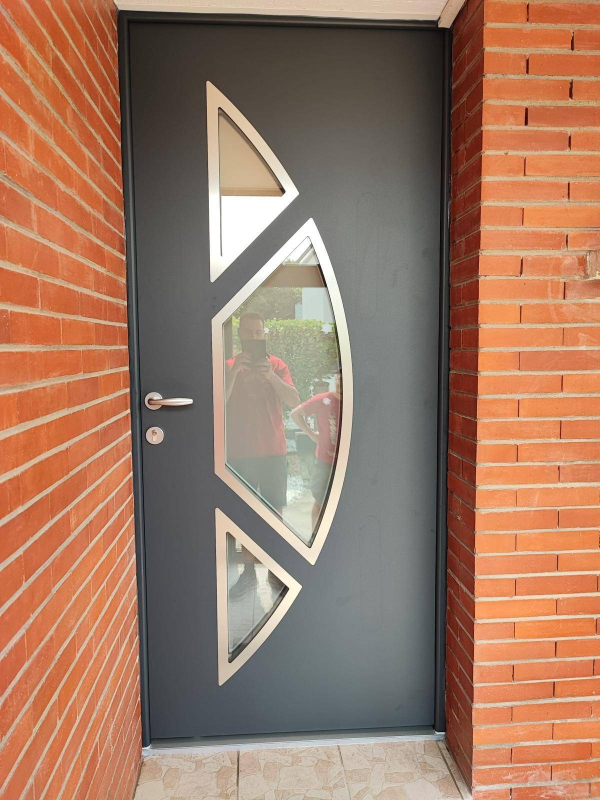 Porte d’entrée contemporaine en aluminium monobloc gris anthracite à Montberon (31140) Toulouse
