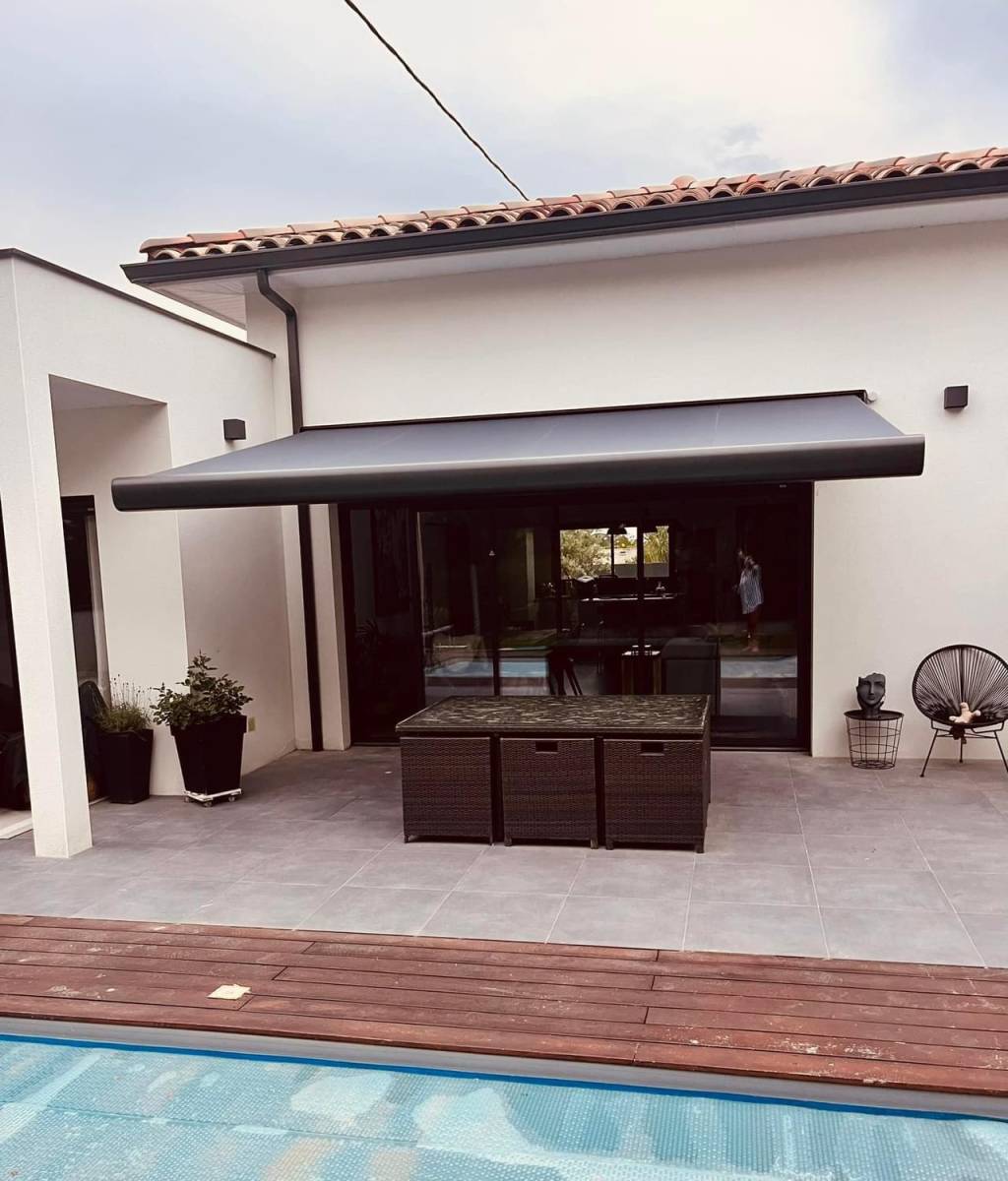 Installation et branchement d’un store banne en aluminium noir motorisé avec LEDs intégrées  à Bruguières (31150) Toulouse