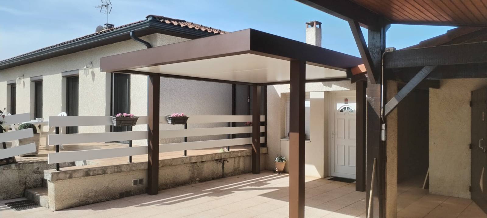 Vue d’ensemble du carport adossé à Bruguières avec sa structure coloris Mars Rouille Sable.