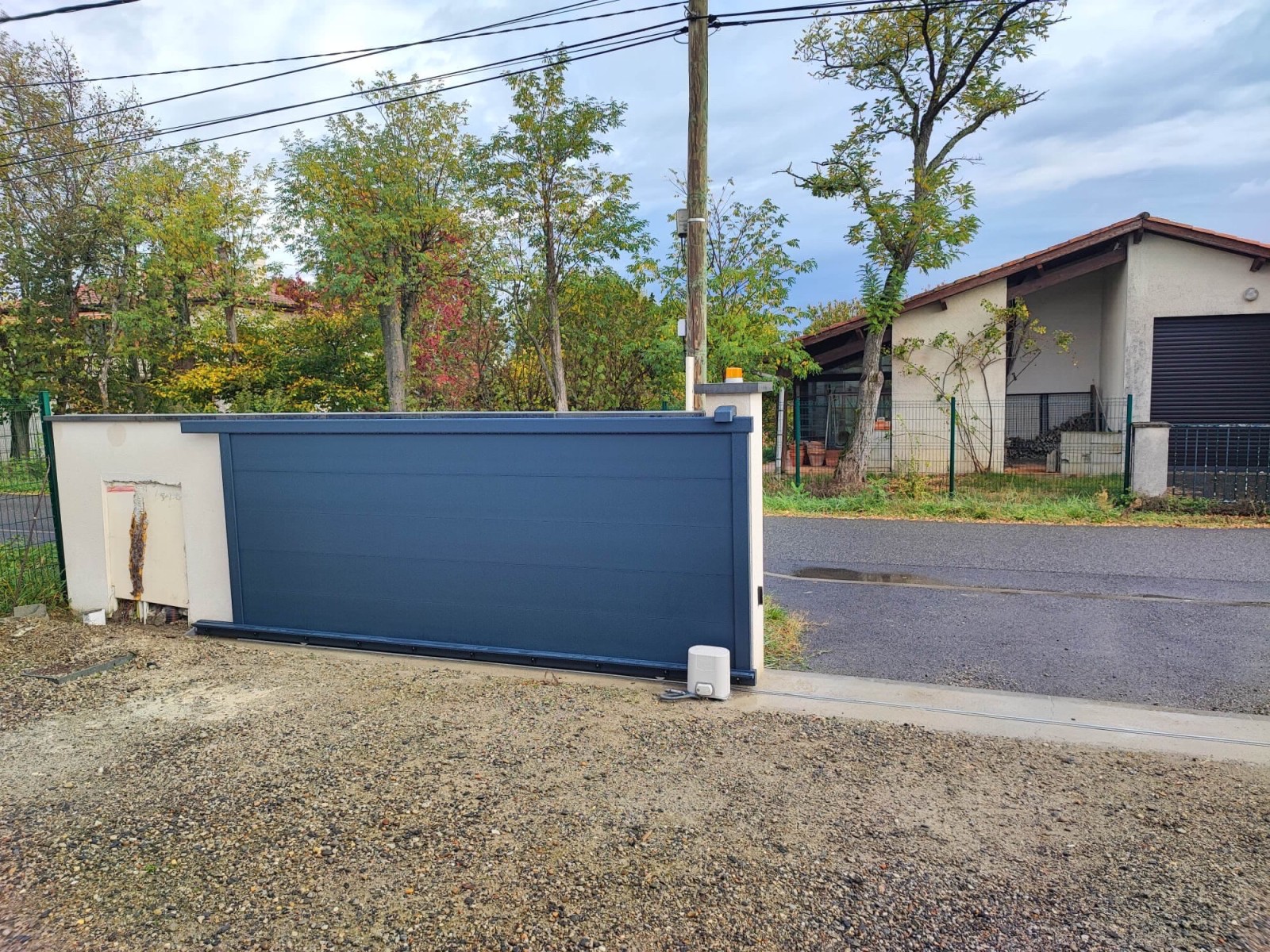 Installation de portail alu sur mesure Kostum et motorisation Somfy à Pechbonnieu (31)