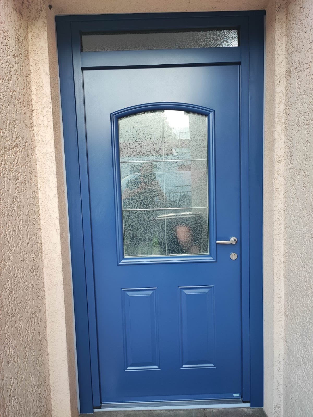 Installation d’une porte d’entrée en aluminium vitrée Bleu Gentiane (RAL 5010) à Saint-Loup-Camas (31140).