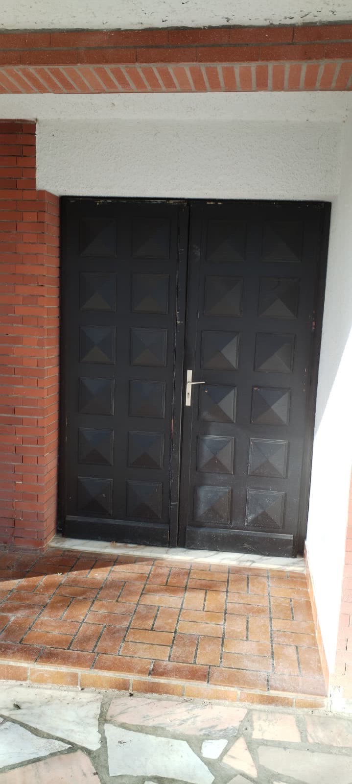 Quel artisan pose des portes d'entrée contemporaines en aluminium sur Colomiers ?