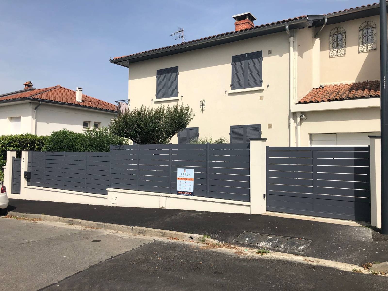 Remplacement d’un portail battant par un portail coulissant avec modification et assortiment de la clôture et du portillon à Balma