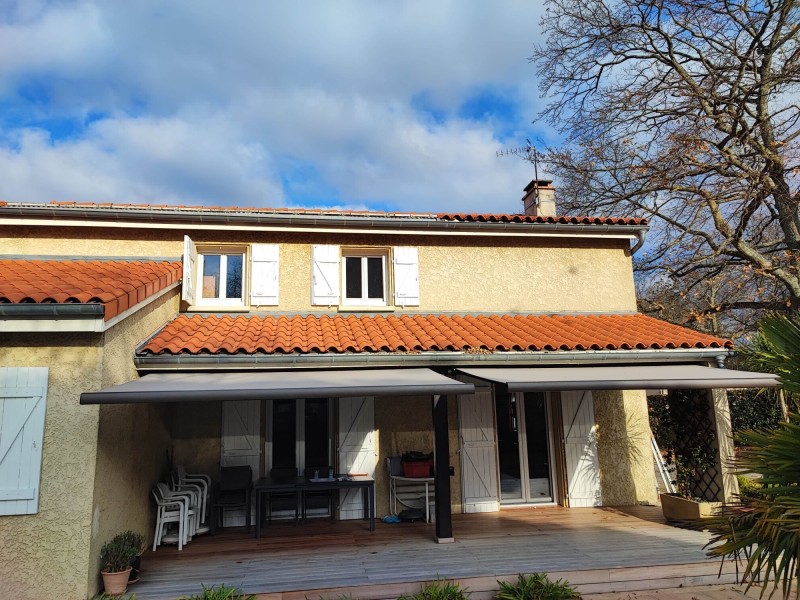 Installer un store banne automatique avec sécurité vent sous ma toiture à Montberon