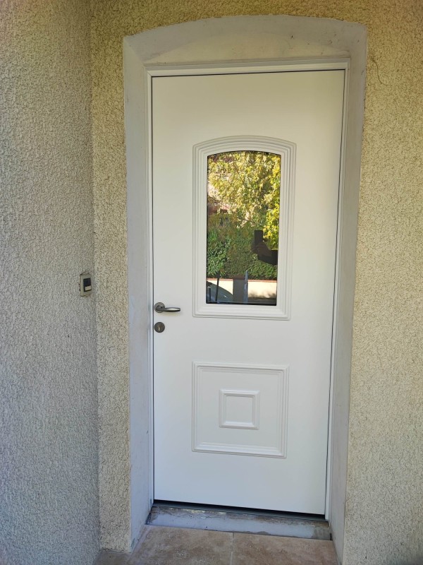 Gagner en clarté : installation d’une porte d'entrée semi-vitrée blanche à Bouloc (31620)