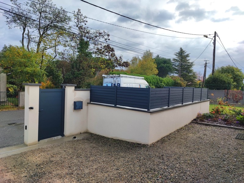 brise-vue dans un jardin  en aluminium Closura à Castelmaurou 