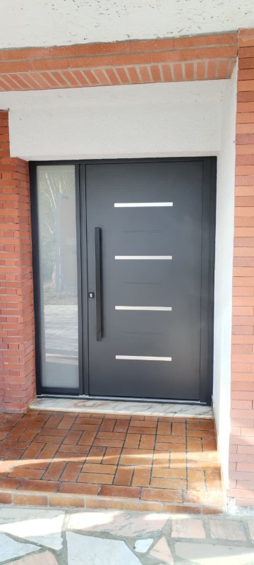 Quel artisan pose des portes d'entrée contemporaines en aluminium sur Colomiers ?