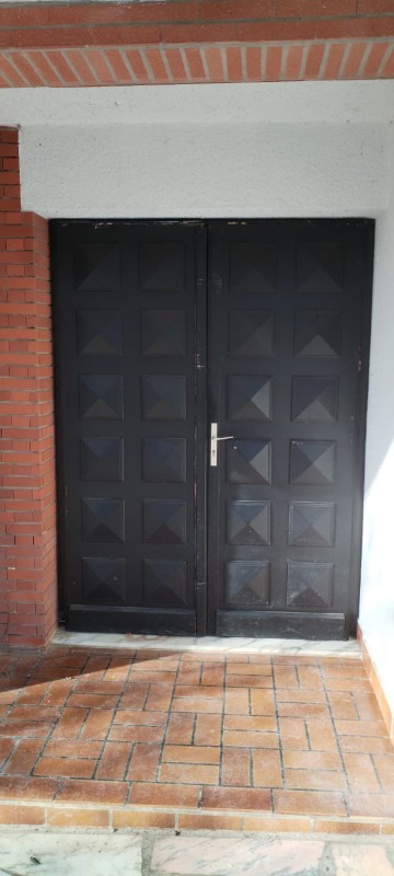 Quel artisan pose des portes d'entrée contemporaines en aluminium sur Colomiers ?