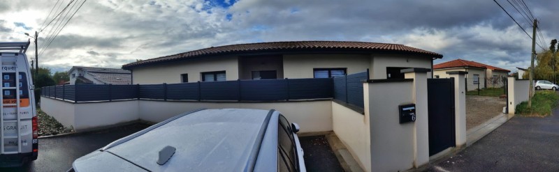 brise-vue dans un jardin  en aluminium Closura à Castelmaurou 