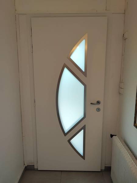 Porte d’entrée contemporaine en aluminium monobloc gris anthracite à Montberon (31140) Toulouse