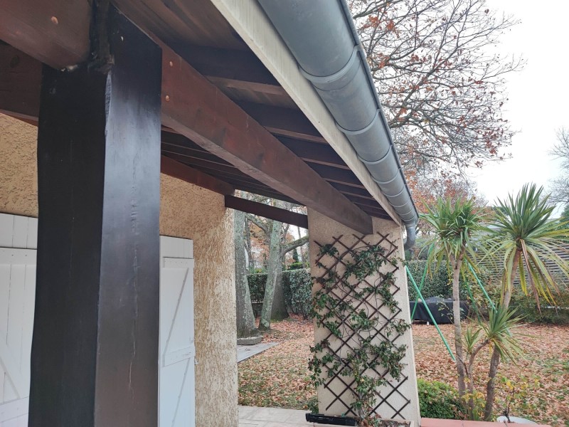 Installer un store banne automatique avec sécurité vent sous ma toiture à Montberon