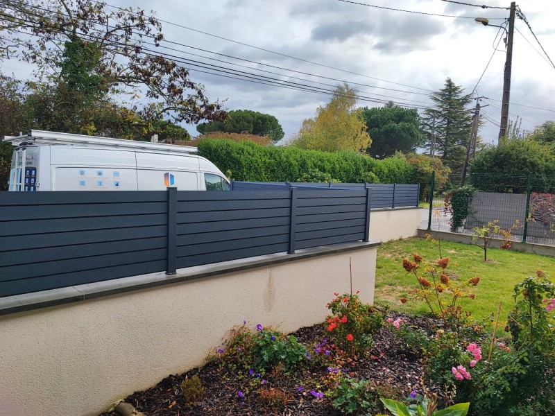brise-vue dans un jardin  en aluminium Closura à Castelmaurou 