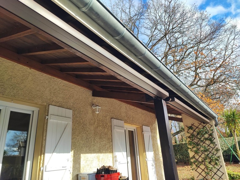 Installer un store banne automatique avec sécurité vent sous ma toiture à Montberon