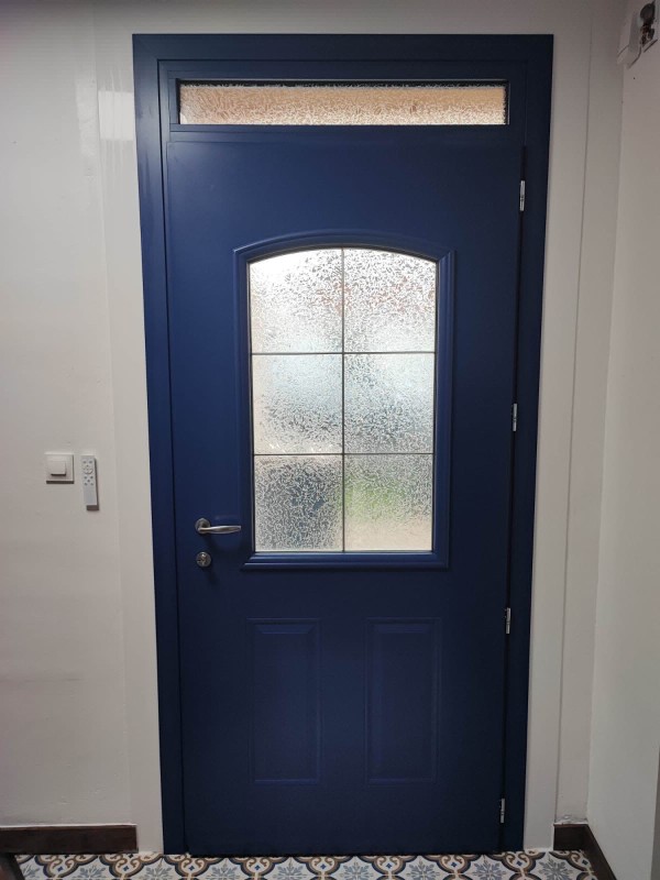Installation d’une porte d’entrée en aluminium vitrée Bleu Gentiane (RAL 5010) à Saint-Loup-Camas (31140).