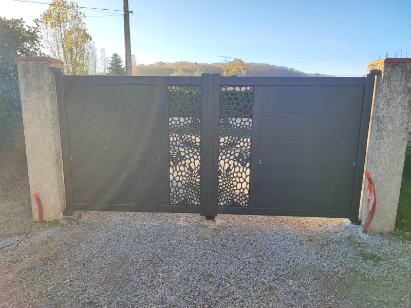 Portail battant aluminium : sécurité et esthétique grâce à la découpe laser. Chantier réalisé à Aucamville (31140)