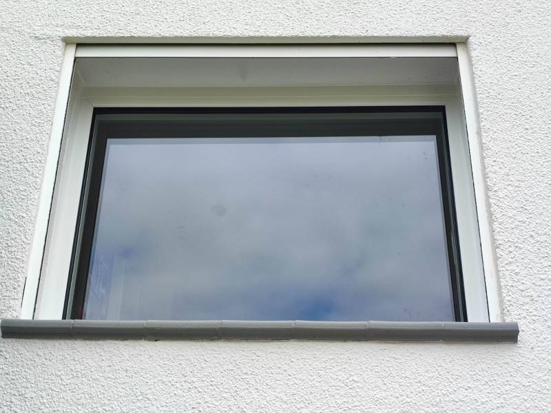 Pose d’une fenêtre alu panoramique offrant luminosité et design moderne à Toulouse.