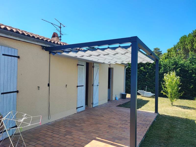 Pose d’une pergola à voile rétractable par Artex Menuiseries en Haute-Garonne.