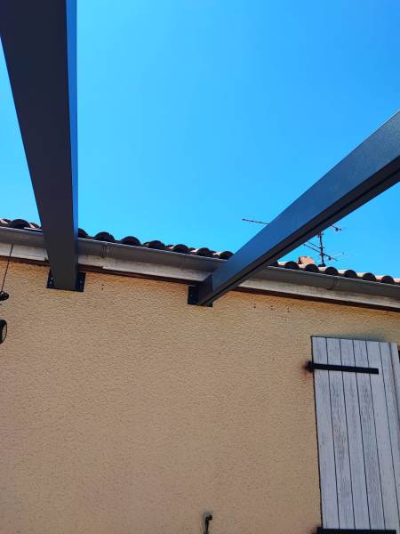 Installation sur mesure d’une pergola avec store rétractable à Tournefeuille.