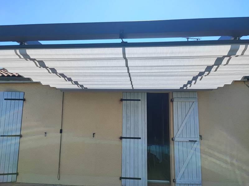 Structure aluminium moderne et toile coulissante pour pergola à Tournefeuille.