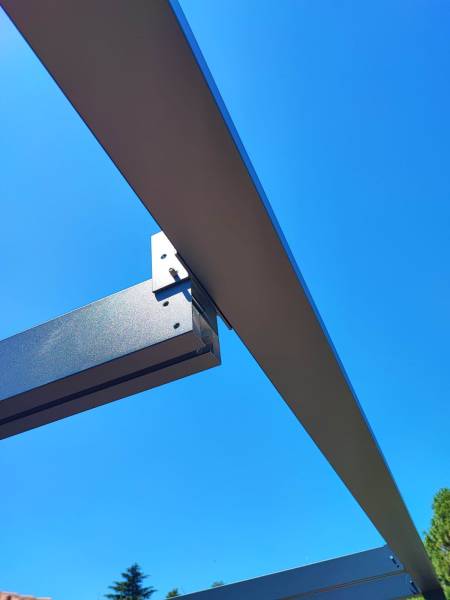 Pergola à voile rétractable avec store installée par Artex Menuiseries à Tournefeuille.