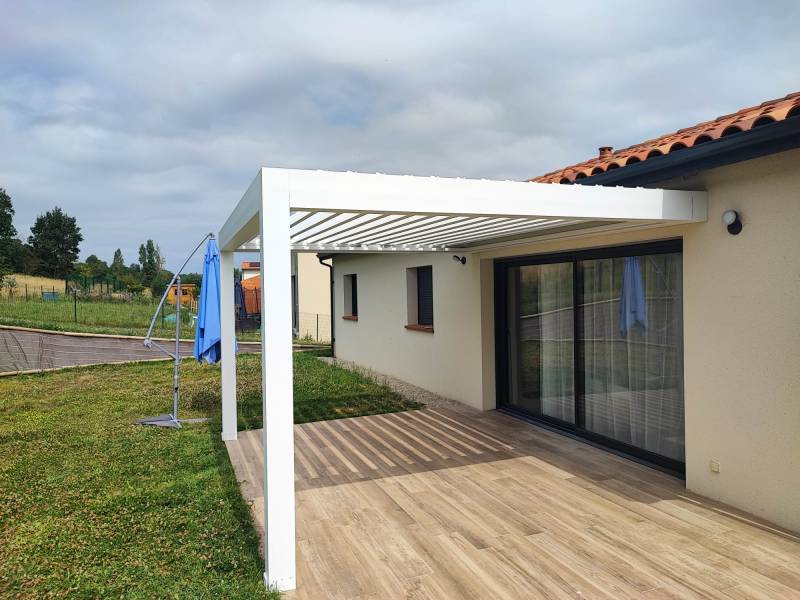 Structure moderne et élégante pour terrasse avec pergola bioclimatique à L’Union.