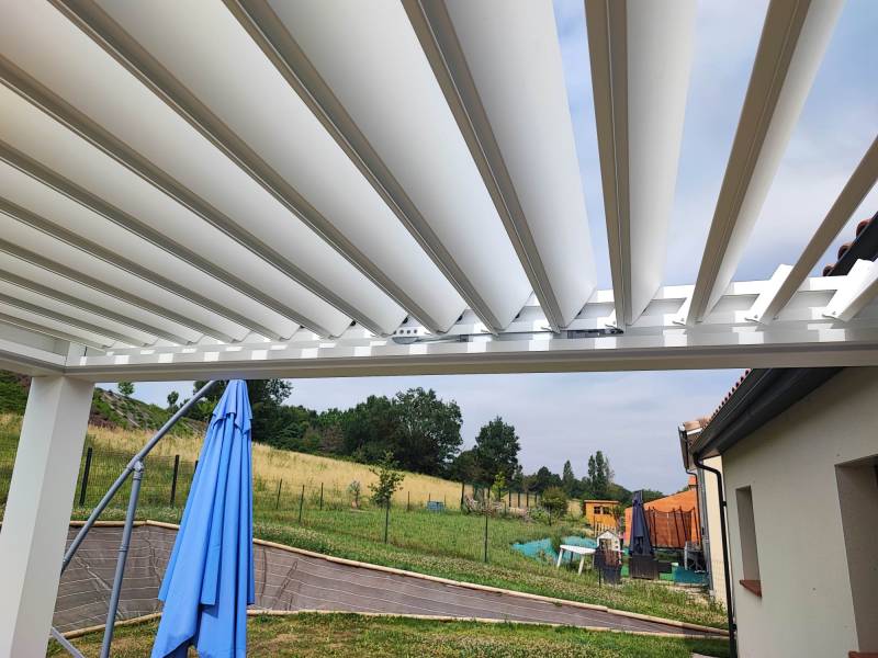 Pergola bioclimatique blanche à lames orientables avec LED intégrées à L’Union.