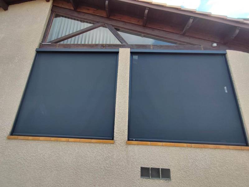 Stores screen anti-chaleur installés à Balma avec 97 % d’absorption solaire.