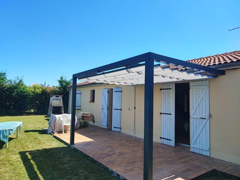 Pergola design et pratique pour profiter de la terrasse à Tournefeuille.