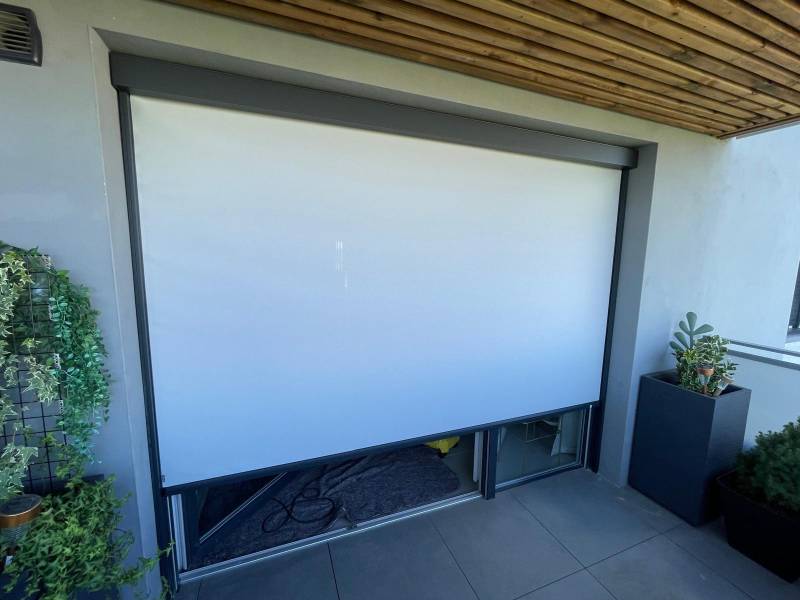 Vente et pose de Stores Screen avec toile micro-perforée à Toulouse (31500)