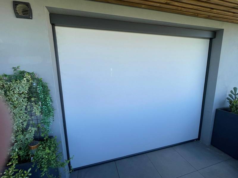 Vente et pose de Stores Screen avec toile micro-perforée à Toulouse (31500)