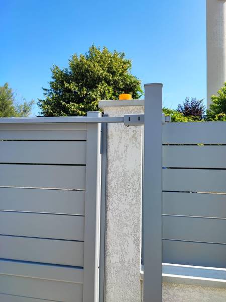 Fourniture et pose d’un portail coulissant, portillon et clôture assortis en aluminium à Pechbonnieu (31140) Toulouse