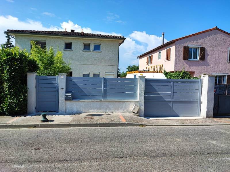 Fourniture et pose d’un portail coulissant, portillon et clôture assortis en aluminium à Pechbonnieu (31140) Toulouse