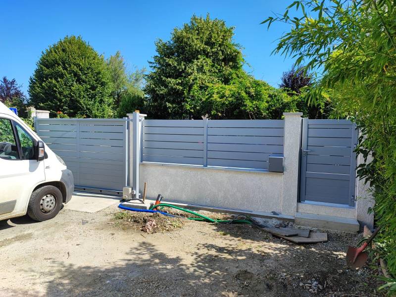 Fourniture et pose d’un portail coulissant, portillon et clôture assortis en aluminium à Pechbonnieu (31140) Toulouse