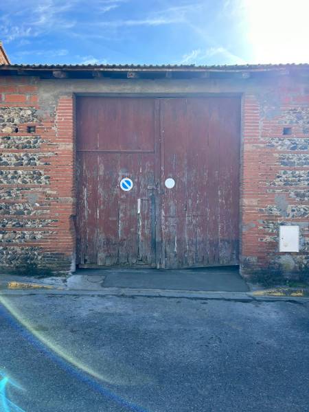 Porte de garage sectionnelle motorisée en imitation bois avec portillon intégré à Bruguières (31150) Toulouse