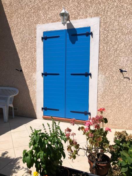 Fourniture et pose sur gonds  existants de volets battants alu isolé bleu RAL 5012 sur la commune de Labastide-Saint-Sernin  (31620) Toulouse