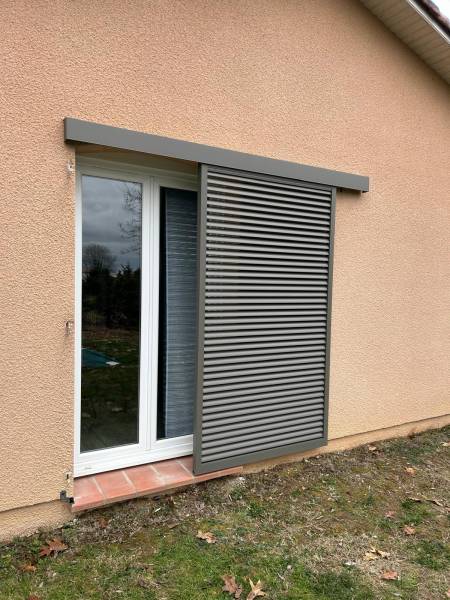 Volets coulissants persiennes à lames orientables installation sur-mesure à Vacquiers (31340) Toulouse