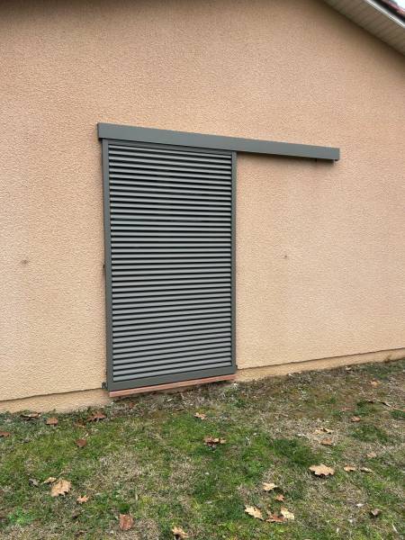 Volets coulissants persiennes à lames orientables installation sur-mesure à Vacquiers (31340) Toulouse