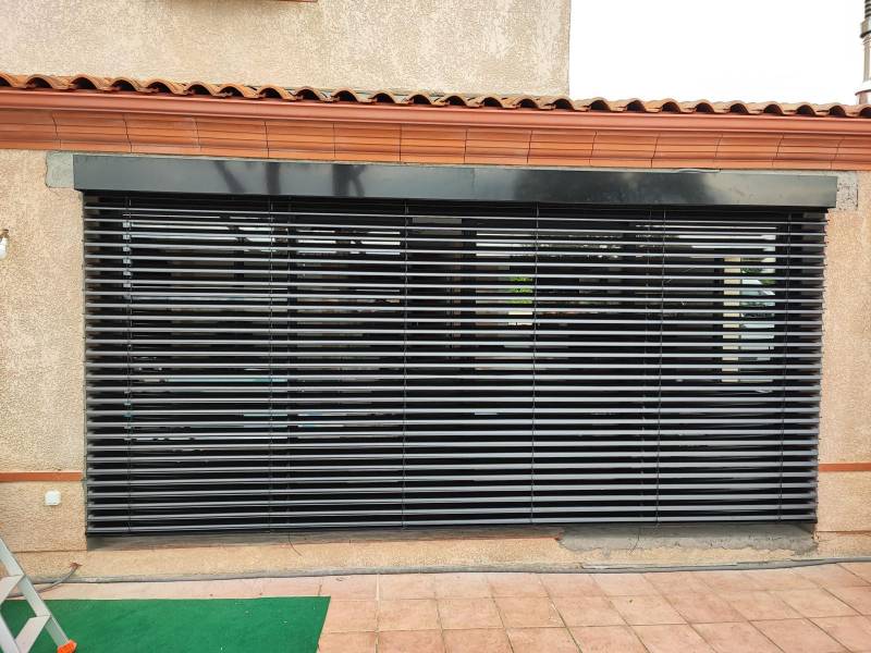 Pose et installation d’un volet roulant type brise soleil à lames orientables noir à L'UNION (31240) Toulouse