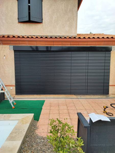 Pose et installation d’un volet roulant type brise soleil à lames orientables noir à L'UNION (31240) Toulouse