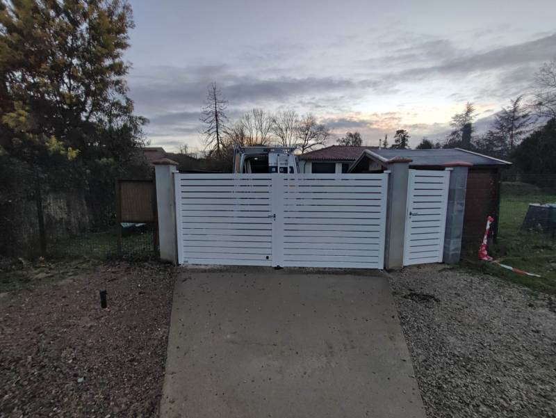 Installation de portail en aluminium de la marque La Toulousaine modèle Créativ Tanna à Balma