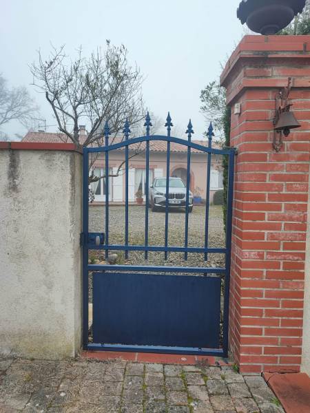 Installation de Portail Alunimium Style Fer Forgé Bleu Saphir à Rouffiac