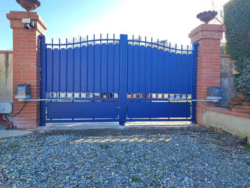 Installation de Portail Alunimium Style Fer Forgé Bleu Saphir à Rouffiac