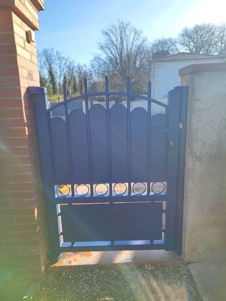 Installation de Portail Alunimium Style Fer Forgé Bleu Saphir à Rouffiac