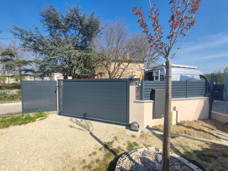 Pose d'un portail accompagné de sa clôture aluminium a Gratentour