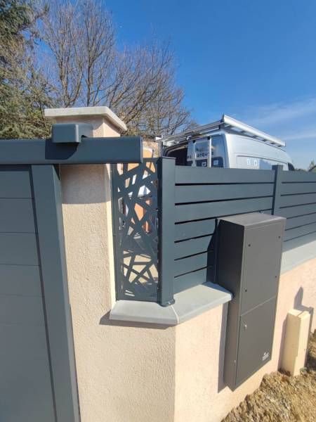 Pose d'un portail accompagné de sa clôture aluminium a Gratentour