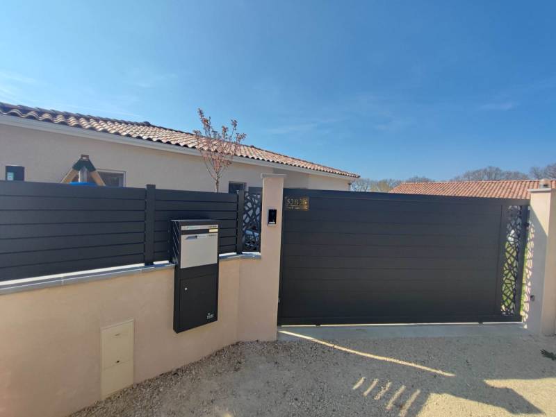 Pose d'un portail accompagné de sa clôture aluminium a Gratentour