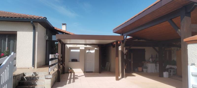 Une installation élégante du modèle Cadiou Trevor 150 îlot parfaitement intégrée à l’habitation.