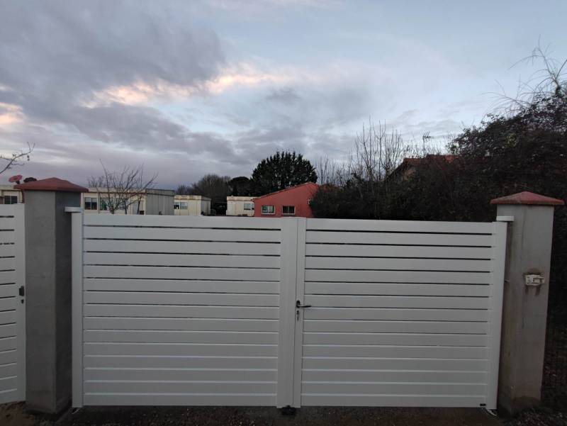Installation de portail en aluminium de la marque La Toulousaine modèle Créativ Tanna à Balma